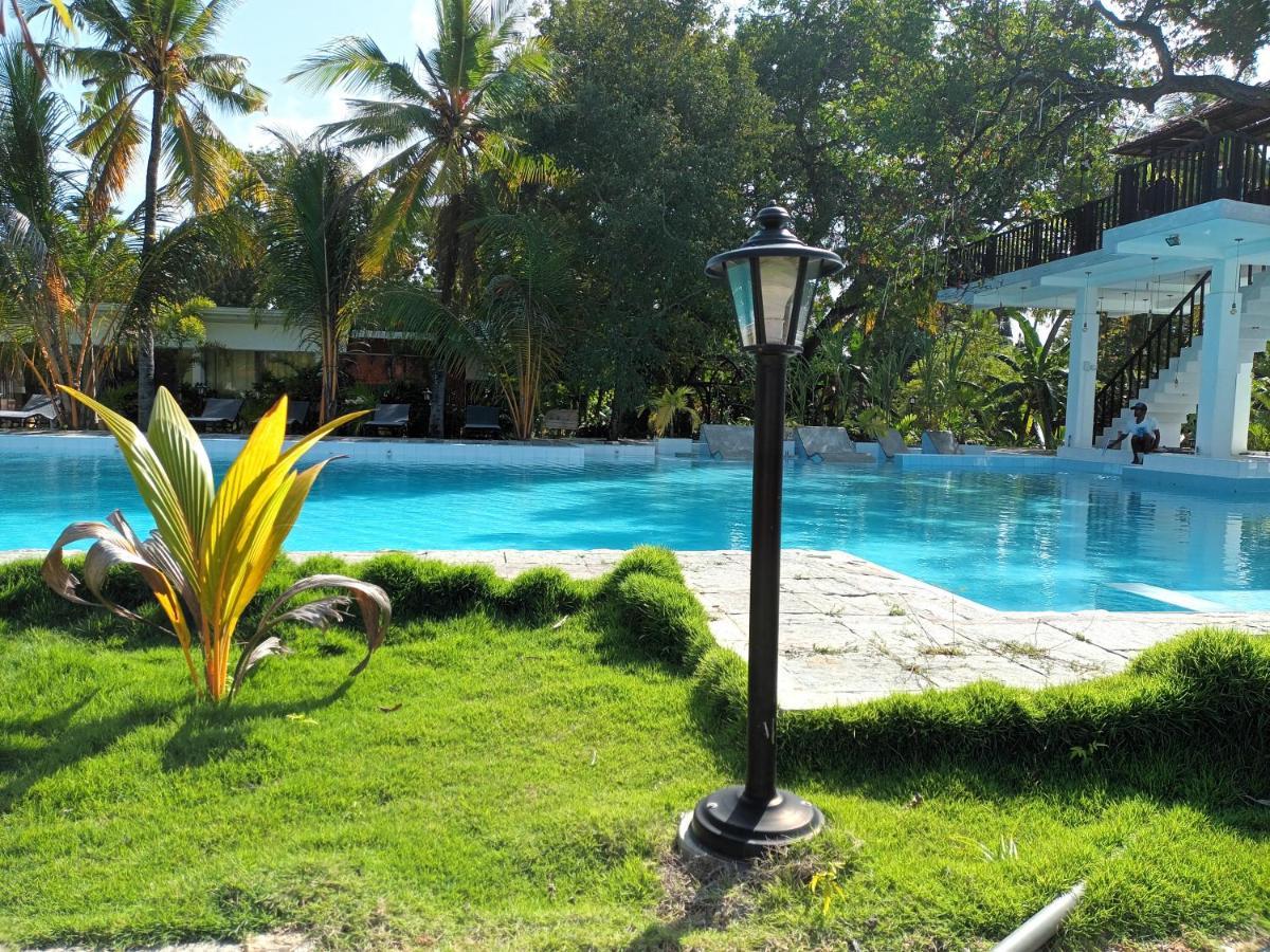 Lucky Beach Resort Trincomalee Exteriör bild