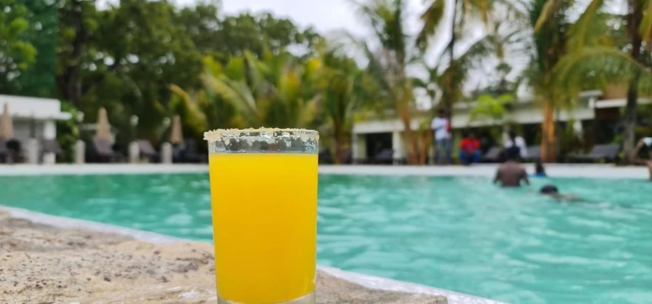 Lucky Beach Resort Trincomalee Exteriör bild