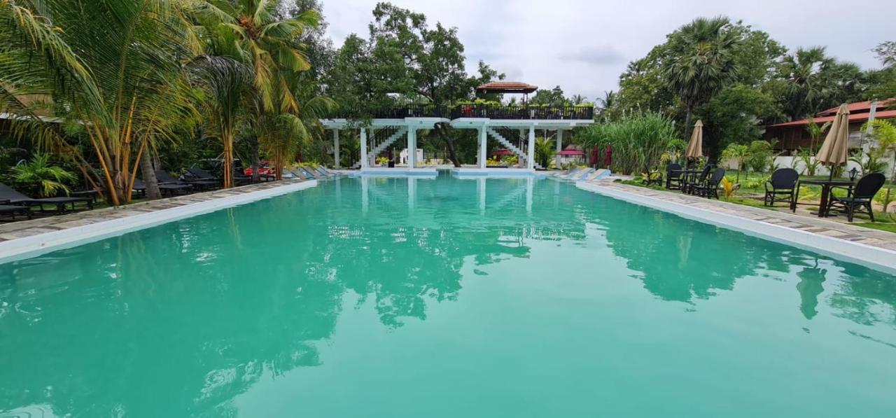 Lucky Beach Resort Trincomalee Exteriör bild