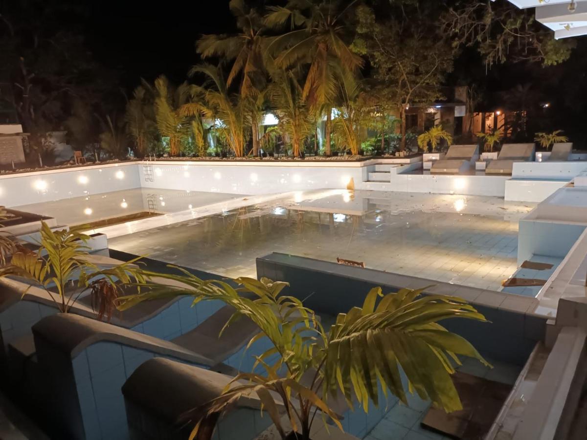 Lucky Beach Resort Trincomalee Exteriör bild