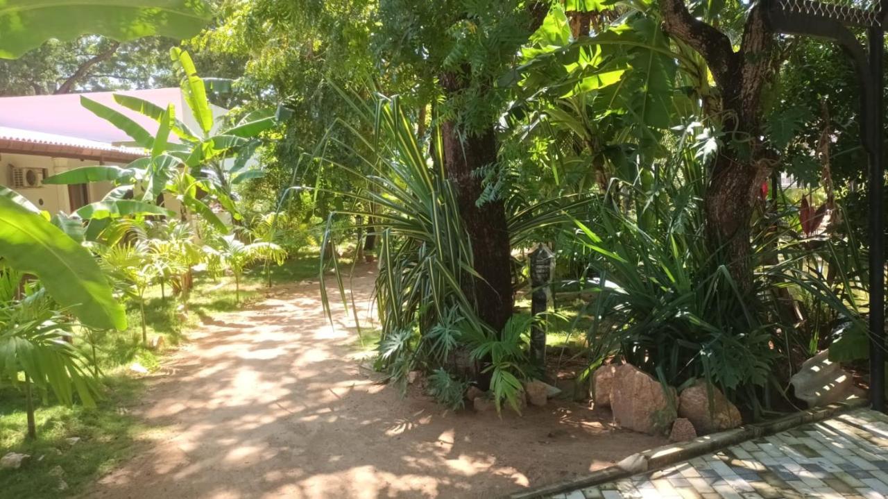 Lucky Beach Resort Trincomalee Exteriör bild