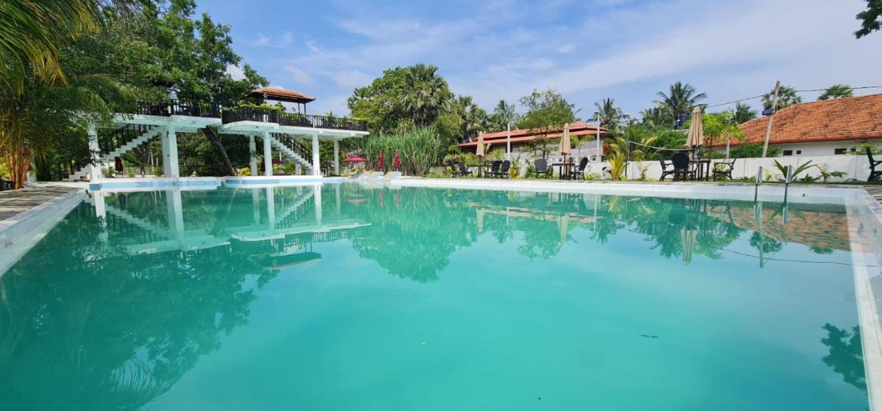 Lucky Beach Resort Trincomalee Exteriör bild