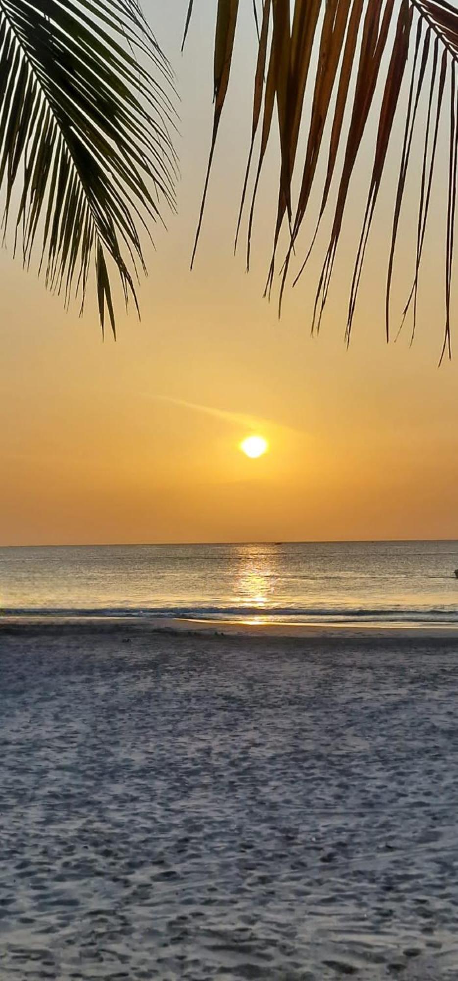 Lucky Beach Resort Trincomalee Exteriör bild
